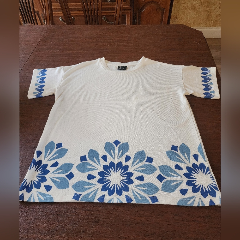 EUC- bobeau White Knit Designer Tee with Blue Floral Border Trim 🩵